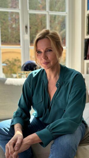 Veronica Ferres Instagram - Manchmal wachen wir auf und spüren diese Schwere, ohne genau zu wissen warum. Alles fühlt sich zu laut, zu viel, zu nah an. Wir lächeln vielleicht trotzdem, funktionieren irgendwie – aber innerlich tobt ein Sturm.
Und weißt du was? Das ist okay.

Du musst nicht jeden Tag stark sein. Du musst nicht immer lächeln, funktionieren, perfekt sein. Du darfst müde sein. Du darfst traurig sein. Du darfst einfach nur sein – ohne dich erklären zu müssen.
 
Schlechte Tage machen dich nicht schwach. Sie machen dich menschlich.

Atme. Sei sanft mit dir. Morgen ist ein neuer Tag. Und selbst wenn nicht – du gehst weiter. Schritt für Schritt. Und das allein ist schon mutig. 🙏🏼

#mindset