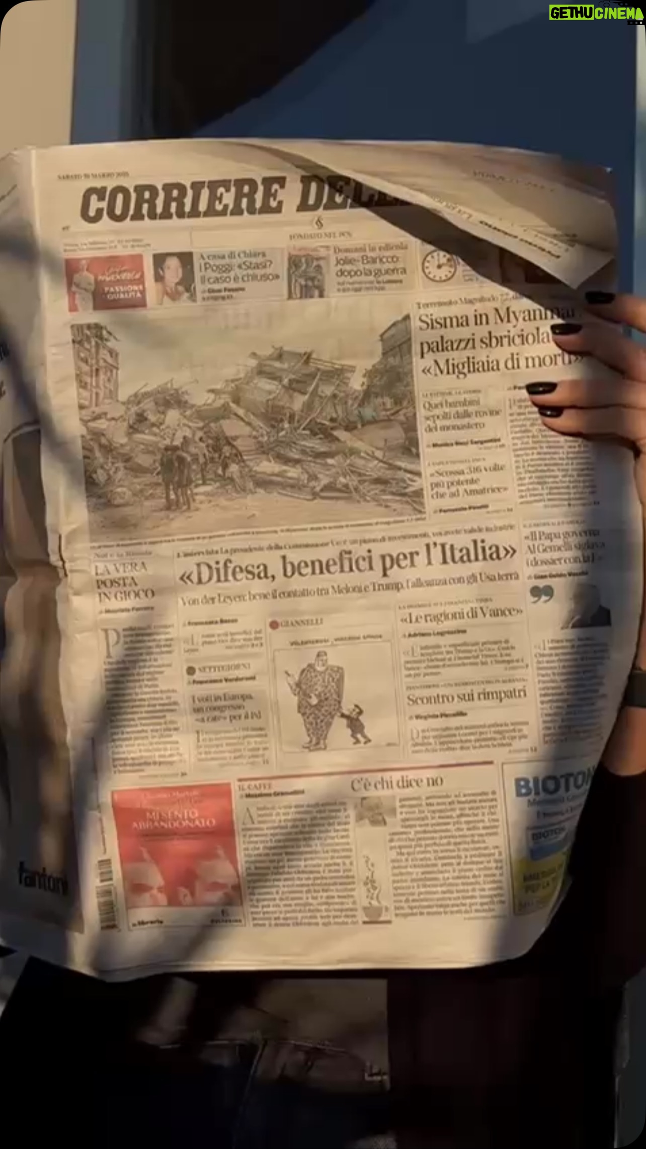 Veronica Gentili - 3.2K Likes - Ciò che rende tale un giornalista non è ciò che racconta, ma il punto di vista, la modalità di approccio. Cosí come è l’approccio alla storia che racconta a rendere tale il documentarista, non l’oggetto osservato. Scrutare la realtà nelle sue varie forme e nelle sue diverse espressioni, sospendere il giudizio e lasciar parlare i fatti, farsi portavoce
-talvolta interprete- di quello che accade di fronte a noi, senza mistificare, distorcere, forzare la lettura degli eventi.
E’ una questione di etica individuale, il tentativo di farsi portare dai fatti e dalla loro verità.
Tutto è raccontabile, tutto ha bisogno di essere raccontato, di qualsiasi cosa si tratti. E non può esistere snobismo in tutto questo, non possono esserci gerarchie.
Ho sempre voluto prestare i miei occhi e la mia voce a chi vuole servirsene per conoscere quello che accade, che sia su un giornale, in un talk politico, un post sulla rete, un’intervista radiofonica. E’ tutto quello che posso offrire, è tutto quello che si deve pretendere da me.
Tutto il resto è solo rumore.
