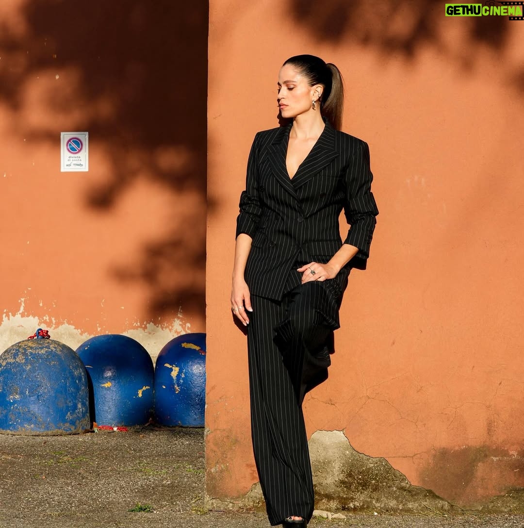 Veronica Gentili - 9.1K Likes - Fuori piove, è un mondo freddo.
(Solo a volte però)