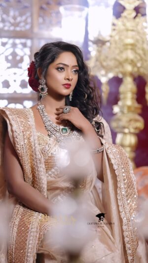Vijaya Lakshmi Instagram - ✨ Regal Elegance, Timeless Grace ✨
Draped in luxury, adorned with tradition—where every fold tells a story of beauty and heritage.

Created this look in our pro course batch-26 

Join our next batch to learn this look 
9945172225

#SareeLove #EtherealElegance #RoyalVibes #TimelessBeauty #LuxurySaree #GracefulGlam #IndianFashion #TraditionalMeetsTrendy #SareeStory #BridalLook #GoldenGlow #couturemagic #makeupbybhavyagowda