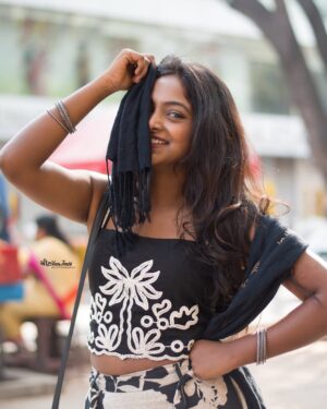 Vijaya Lakshmi Instagram - Honestly, I’d keep staring too ✨

Click.@joshi___photography____ 
.
.in frame.@vijaya_lakshmi.official 

#photography #explore #photoshoot #classy #exploremore #sassygirl #trendingnow #colorskannada #beautiful #udayatv #ootd #fypシ #follow #nikond5600 #bengaluru #kerala #instagramreels #joshiphotography #vairalreels
