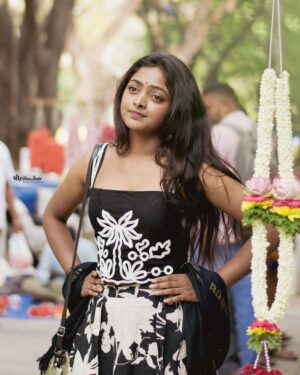 Vijaya Lakshmi Instagram - Honestly, I’d keep staring too ✨

Click.@joshi___photography____ 
.
.in frame.@vijaya_lakshmi.official 

#photography #explore #photoshoot #classy #exploremore #sassygirl #trendingnow #colorskannada #beautiful #udayatv #ootd #fypシ #follow #nikond5600 #bengaluru #kerala #instagramreels #joshiphotography #vairalreels
