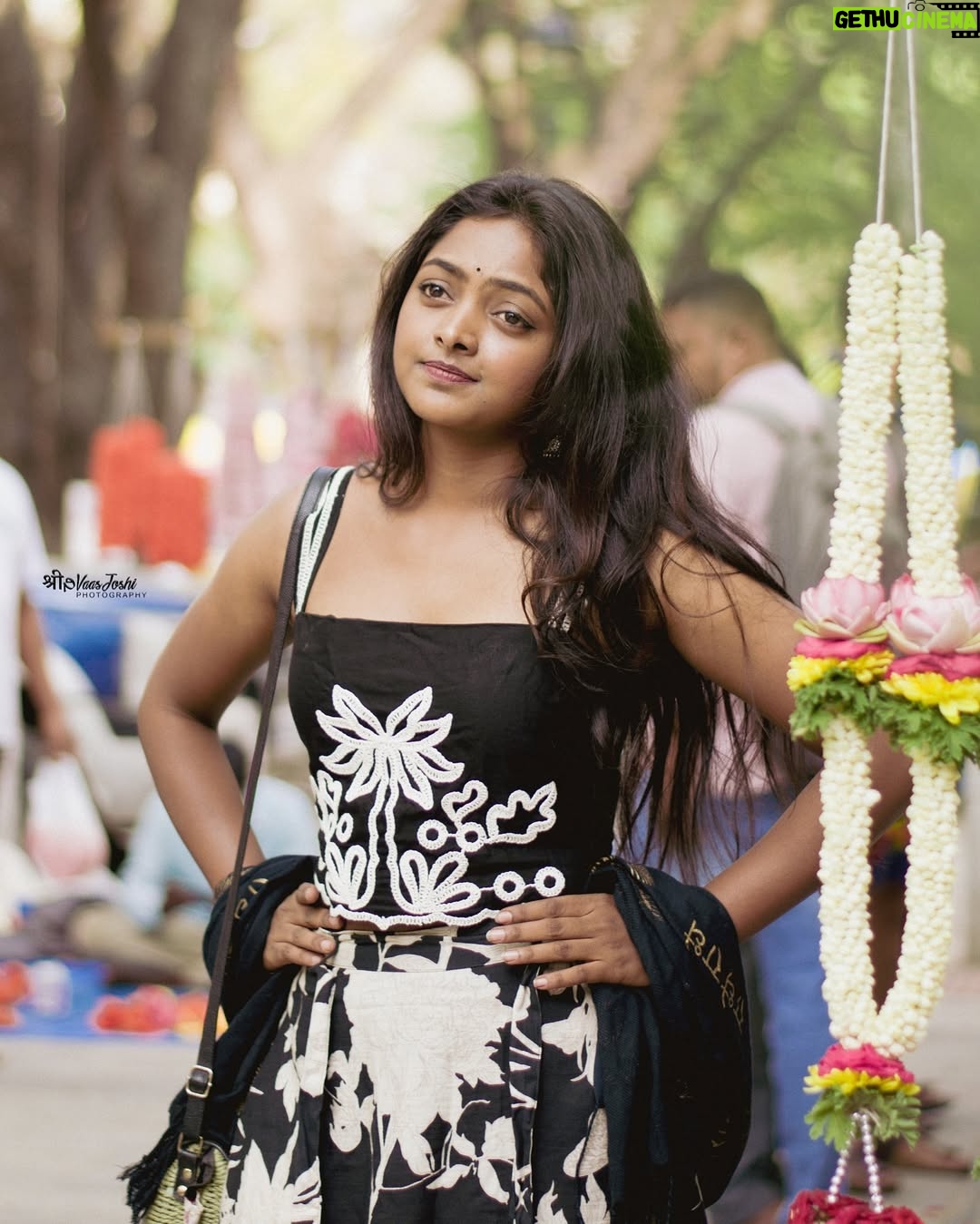 Vijaya Lakshmi - 19K Likes - Honestly, I’d keep staring too ✨
Click.@joshi___photography____
.
.in frame.@vijaya_lakshmi.official
#photography #explore #photoshoot #classy #exploremore #sassygirl #trendingnow #colorskannada #beautiful #udayatv #ootd #fypシ #follow #nikond5600 #bengaluru #kerala #instagramreels #joshiphotography #vairalreels