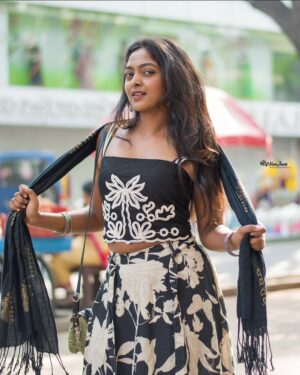 Vijaya Lakshmi Instagram - Honestly, I’d keep staring too ✨

Click.@joshi___photography____ 
.
.in frame.@vijaya_lakshmi.official 

#photography #explore #photoshoot #classy #exploremore #sassygirl #trendingnow #colorskannada #beautiful #udayatv #ootd #fypシ #follow #nikond5600 #bengaluru #kerala #instagramreels #joshiphotography #vairalreels