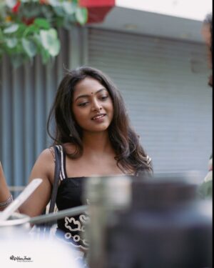 Vijaya Lakshmi Instagram - Honestly, I’d keep staring too ✨

Click.@joshi___photography____ 
.
.in frame.@vijaya_lakshmi.official 

#photography #explore #photoshoot #classy #exploremore #sassygirl #trendingnow #colorskannada #beautiful #udayatv #ootd #fypシ #follow #nikond5600 #bengaluru #kerala #instagramreels #joshiphotography #vairalreels