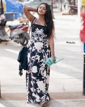 Vijaya Lakshmi Instagram - Honestly, I’d keep staring too ✨

Click.@joshi___photography____ 
.
.in frame.@vijaya_lakshmi.official 

#photography #explore #photoshoot #classy #exploremore #sassygirl #trendingnow #colorskannada #beautiful #udayatv #ootd #fypシ #follow #nikond5600 #bengaluru #kerala #instagramreels #joshiphotography #vairalreels