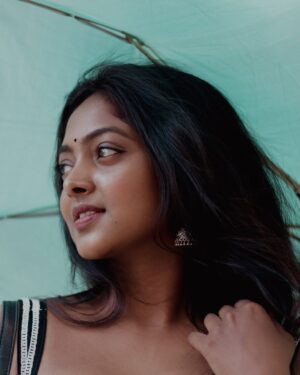Vijaya Lakshmi Instagram - Honestly, I’d keep staring too ✨

Click.@joshi___photography____ 
.
.in frame.@vijaya_lakshmi.official 

#photography #explore #photoshoot #classy #exploremore #sassygirl #trendingnow #colorskannada #beautiful #udayatv #ootd #fypシ #follow #nikond5600 #bengaluru #kerala #instagramreels #joshiphotography #vairalreels