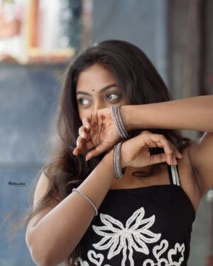 Vijaya Lakshmi Instagram - Why did you stop scrolling🙈 

Click.@joshi___photography____ 
.
.in frame.@vijaya_lakshmi.official 

#photography #explore #photoshoot #classy #exploremore #sassygirl #trendingnow #colorskannada #beautiful #udayatv #ootd #fypシ #follow #nikond5600 #bengaluru #kerala #instagramreels #joshiphotography #vairalreels