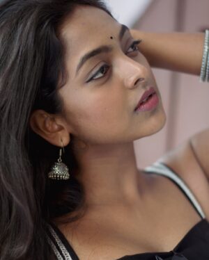 Vijaya Lakshmi Instagram - Why did you stop scrolling🙈 

Click.@joshi___photography____ 
.
.in frame.@vijaya_lakshmi.official 

#photography #explore #photoshoot #classy #exploremore #sassygirl #trendingnow #colorskannada #beautiful #udayatv #ootd #fypシ #follow #nikond5600 #bengaluru #kerala #instagramreels #joshiphotography #vairalreels