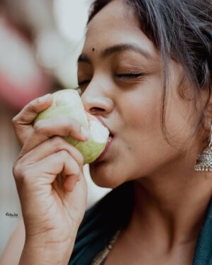 Vijaya Lakshmi Instagram - Why did you stop scrolling🙈 

Click.@joshi___photography____ 
.
.in frame.@vijaya_lakshmi.official 

#photography #explore #photoshoot #classy #exploremore #sassygirl #trendingnow #colorskannada #beautiful #udayatv #ootd #fypシ #follow #nikond5600 #bengaluru #kerala #instagramreels #joshiphotography #vairalreels