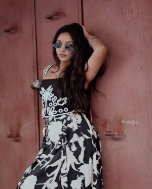 Vijaya Lakshmi Instagram - Why did you stop scrolling🙈 

Click.@joshi___photography____ 
.
.in frame.@vijaya_lakshmi.official 

#photography #explore #photoshoot #classy #exploremore #sassygirl #trendingnow #colorskannada #beautiful #udayatv #ootd #fypシ #follow #nikond5600 #bengaluru #kerala #instagramreels #joshiphotography #vairalreels