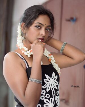 Vijaya Lakshmi Instagram - Why did you stop scrolling🙈 

Click.@joshi___photography____ 
.
.in frame.@vijaya_lakshmi.official 

#photography #explore #photoshoot #classy #exploremore #sassygirl #trendingnow #colorskannada #beautiful #udayatv #ootd #fypシ #follow #nikond5600 #bengaluru #kerala #instagramreels #joshiphotography #vairalreels
