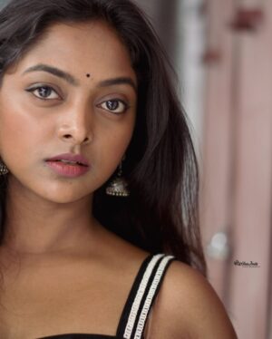 Vijaya Lakshmi Instagram - Why did you stop scrolling🙈 

Click.@joshi___photography____ 
.
.in frame.@vijaya_lakshmi.official 

#photography #explore #photoshoot #classy #exploremore #sassygirl #trendingnow #colorskannada #beautiful #udayatv #ootd #fypシ #follow #nikond5600 #bengaluru #kerala #instagramreels #joshiphotography #vairalreels