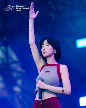 Vincy Chan Instagram - Thank u strawberry music festival !!! 一次過唱曬舊歌和暗黑歌好爽❤️❤️❤️

#strawberryfestival #草莓音樂節