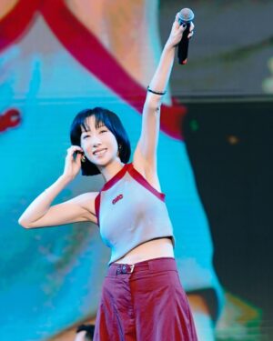 Vincy Chan Instagram - Thank u strawberry music festival !!! 一次過唱曬舊歌和暗黑歌好爽❤️❤️❤️

#strawberryfestival #草莓音樂節