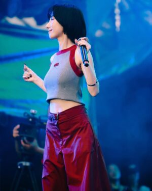 Vincy Chan Instagram - Thank u strawberry music festival !!! 一次過唱曬舊歌和暗黑歌好爽❤️❤️❤️

#strawberryfestival #草莓音樂節