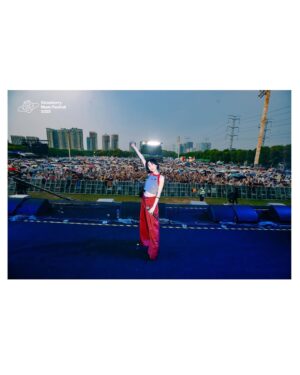 Vincy Chan Instagram - Thank u strawberry music festival !!! 一次過唱曬舊歌和暗黑歌好爽❤️❤️❤️

#strawberryfestival #草莓音樂節
