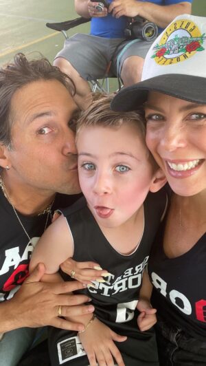 Wanda D'Isidoro Instagram - 🏀 ¡Qué día tan emocionante! Lleno de ternura , risas, gritos de alegría y motivación 🤣… Hoy, @andreavalentinozd jugó su primer juego de basketball con su equipo del colegio. ☺️ Estaba nervioso, pero ver su sonrisa al jugar con su mejor amigo del salón, 😎Marcelo, fue increíble. Aunque no ganaron, el verdadero triunfo fue la diversión y la emoción que compartieron juntos.
 🌟 A veces, lo más importante no es el resultado, sino los momentos que vivimos.
 ¿Cuál ha sido su mejor recuerdo deportivo? 
¡Cuéntame en los comentarios! 😊 

#primerjuego #diversión #momentosespeciales #wave #andreavalentino #family