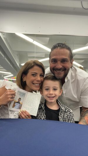 Wanda D'Isidoro Instagram - La luz de los ojos y la sonrisa de mi @andreavalentinozd iluminan cada rincón de mi corazón. Hoy celebramos su logro: un premio que refleja su actitud positiva y su energía contagiosa. Cada día, me recuerda la belleza de ver el mundo con optimismo. Papá @enderthomas y yo , Estamos muy orgullosos de él! … Y a ti? ¿Qué te hace  sonreír? Comparte tu historia. 💖✨ #actitudpositiva #orgullopaterno #momentosespeciales #wave