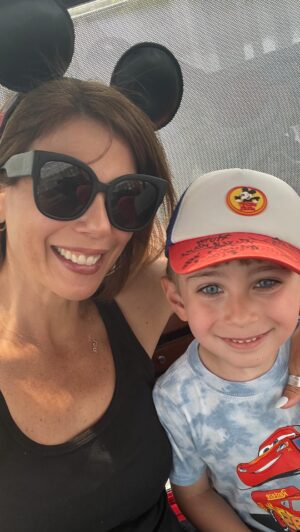 Wanda D'Isidoro Instagram - Oficialmente el primer Spring Break de @andreavalentinozd , una semana llena de risas, atracciones y momentos maravillosos en el mágico mundo donde los sueños se vuelven realidad … ¡ Hasta pronto Mickey! 🏰🎆🎇 #orlando #disneyworld #wave #vacations #springbreak #2025 #