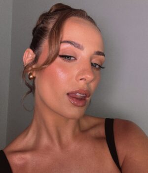 Wiktoria Gąsiewska Instagram - The art of being a woman 🖤 

Mua @dagmararodak 
Hair @mia.burchyshyn