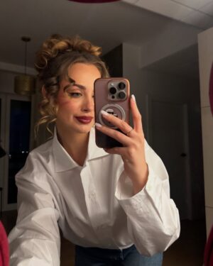 Wiktoria Gąsiewska Instagram - Mirror check 🌹