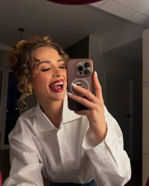 Wiktoria Gąsiewska Instagram - Mirror check 🌹