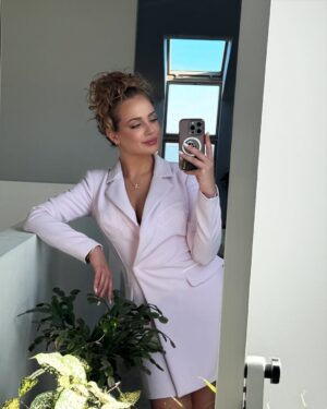Wiktoria Gąsiewska Instagram - Siemaneczko kochani! 
Dziś mamy sesje do nowego spektaklu! 
„Single i Remiksy - I ♥️ Korpo” 

Lubicie chodzić do teatru?