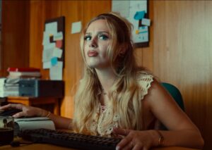 Wiktoria Gąsiewska Instagram - Halo! A Ty co tak siedzisz?! Usiądź w kinie. „Wujek Foliarz” już tam czeka…na Ciebie! 🤖

@widzimysiewkinie 
@filmprodukcjafeatures