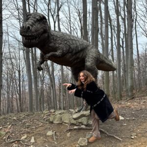 Wiktoria Gąsiewska Instagram - W górach z rodzinką i dinozaurem, pozdrawiamy!
