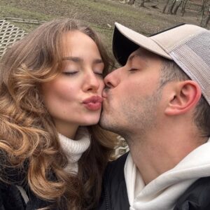 Wiktoria Gąsiewska Instagram - W górach z rodzinką i dinozaurem, pozdrawiamy!