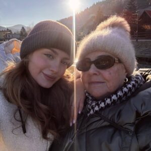 Wiktoria Gąsiewska Instagram - W górach z rodzinką i dinozaurem, pozdrawiamy!