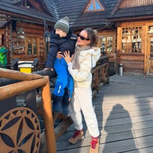 Wiktoria Gąsiewska Instagram - W górach z rodzinką i dinozaurem, pozdrawiamy!