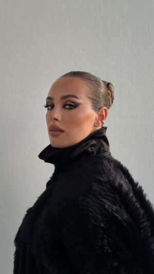 Wiktoria Gąsiewska Instagram - Backstage with @wiktoria_gasiewska ❤️

@photobymargo 
@amandagrelich_makeup 
@violahairdresser 
@readytoarchive 
#