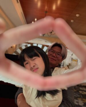 Windie Chang Instagram - 4月底28日❤️是我們結婚11週年的紀念日，同時也是邁入在一起的第17年，我們從兩個人事業都還沒那麼穩定的時候相遇，一直到現在，看到彼此的成長，我們有了調皮又可愛的阿寶❤️

我們常常用開玩笑的口氣說著，這世界再也找不到比你更好更適合我的另一半了😎心中卻是肯定到不行！因為只有你😌沒有別人，我們的默契，心靈感應，價值觀，彼此的情緒，還有家人們，感謝我17年前倒追你🤣

還是要說謝謝你當我的老公❤️也謝謝你出現在我的生命❤️
謝謝我美麗的婆婆生下我老公😍