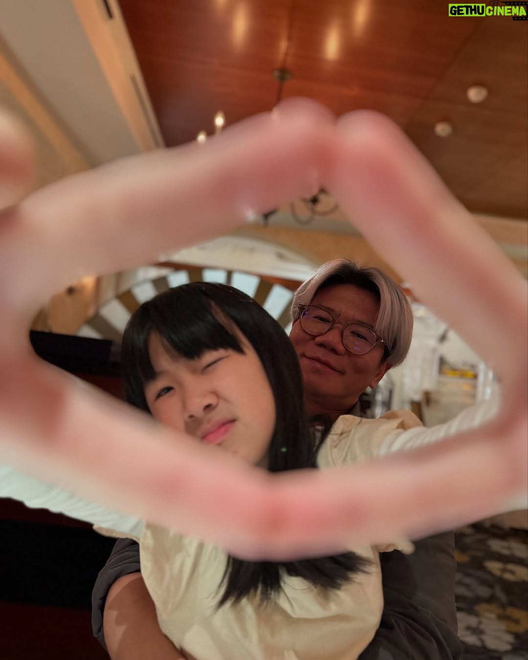 Windie Chang - 2.5K Likes - 4月底28日❤️是我們結婚11週年的紀念日,同時也是邁入在一起的第17年,我們從兩個人事業都還沒那麼穩定的時候相遇,一直到現在,看到彼此的成長,我們有了調皮又可愛的阿寶❤️
我們常常用開玩笑的口氣說著,這世界再也找不到比你更好更適合我的另一半了😎心中卻是肯定到不行!因為只有你😌沒有別人,我們的默契,心靈感應,價值觀,彼此的情緒,還有家人們,感謝我17年前倒追你🤣
還是要說謝謝你當我的老公❤️也謝謝你出現在我的生命❤️
謝謝我美麗的婆婆生下我老公😍