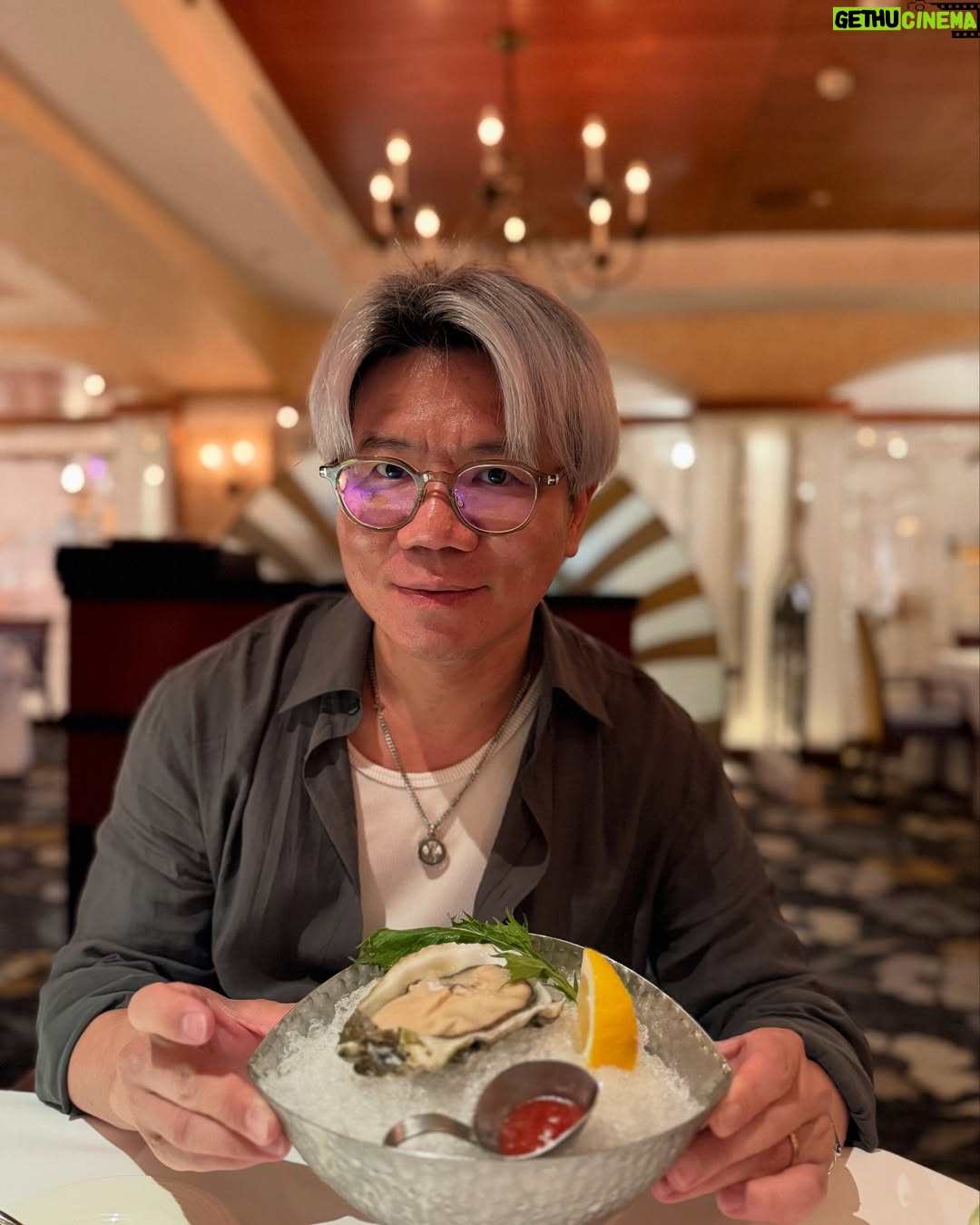 Windie Chang - 2.5K Likes - 4月底28日❤️是我們結婚11週年的紀念日,同時也是邁入在一起的第17年,我們從兩個人事業都還沒那麼穩定的時候相遇,一直到現在,看到彼此的成長,我們有了調皮又可愛的阿寶❤️
我們常常用開玩笑的口氣說著,這世界再也找不到比你更好更適合我的另一半了😎心中卻是肯定到不行!因為只有你😌沒有別人,我們的默契,心靈感應,價值觀,彼此的情緒,還有家人們,感謝我17年前倒追你🤣
還是要說謝謝你當我的老公❤️也謝謝你出現在我的生命❤️
謝謝我美麗的婆婆生下我老公😍
