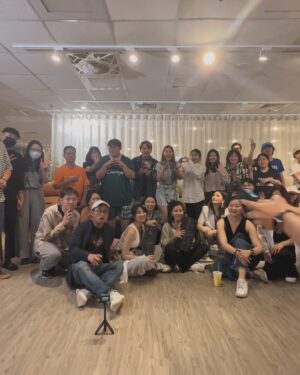 Windie Chang Instagram - 上週第一次舉辦的個人粉絲音樂見面會大成功❤️
謝謝所有來的大家以及收看IG直播的每一個人🥰
謝謝你們來現場陪我完成這一場小小的夢想💭

整個活動發想我自己一手包辦😗因為想要帶給愛我的粉絲們滿滿的誠意跟愛，讓大家在專區點飲料🤣阿寶也陪著我買現場吃的餅乾，也超級感謝我代言的家具店「好睡王家居❤️」 大力協助場地，以及給粉絲們超級好禮❤️沒有你們協助也不會有這一場這麼溫馨充滿笑聲感動的音樂會🎼

我們現場沒有任何收音設備，一把吉他，一位專業的吉他手老師林禾，還有我的喉嚨，以及大家的尖叫聲及合唱，我想這就是我與大家最親密的距離

我也答應大家每個月都會選一天，在週一的晚上舉辦我的音樂見面會😎很多人敲碗還要來，所以我們五月的時間及地點也提早出來啦👏👏👏👏👏👏👏大家趕快把時間留好～一起在憂鬱星期一，跟我一小時面對面見面😗太棋待再次相遇大家

「週一棋來聽歌🎵」 
5月活動地點公布

🔺地點：ALMOSA Kitchen & Space｜Taipei 台北旗艦店 
🔺114台北市內湖區行善路446號
🔹日期： 5月26號
🔹晚間20:00～21:30 （結束一樣開放與大家拍照📷）

大家有空可以加入我的IG首頁，看到
「週一棋來聽歌」 的頁面加入專區（到時候會有登記資訊跟大家說☑️

場地贊助：好睡王家居
吉他手：林禾老師
特別來賓（佛in 樂女孩）：阿喜/董仔/韻文