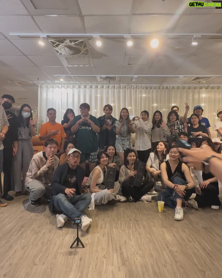 Windie Chang - 1.1K Likes - 上週第一次舉辦的個人粉絲音樂見面會大成功❤️
謝謝所有來的大家以及收看IG直播的每一個人🥰
謝謝你們來現場陪我完成這一場小小的夢想💭
整個活動發想我自己一手包辦😗因為想要帶給愛我的粉絲們滿滿的誠意跟愛,讓大家在專區點飲料🤣阿寶也陪著我買現場吃的餅乾,也超級感謝我代言的家具店「好睡王家居❤️」 大力協助場地,以及給粉絲們超級好禮❤️沒有你們協助也不會有這一場這麼溫馨充滿笑聲感動的音樂會🎼
我們現場沒有任何收音設備,一把吉他,一位專業的吉他手老師林禾,還有我的喉嚨,以及大家的尖叫聲及合唱,我想這就是我與大家最親密的距離
我也答應大家每個月都會選一天,在週一的晚上舉辦我的音樂見面會😎很多人敲碗還要來,所以我們五月的時間及地點也提早出來啦👏👏👏👏👏👏👏大家趕快把時間留好~一起在憂鬱星期一,跟我一小時面對面見面😗太棋待再次相遇大家
「週一棋來聽歌🎵」
5月活動地點公布
🔺地點:ALMOSA Kitchen & Space|Taipei 台北旗艦店
🔺114台北市內湖區行善路446號
🔹日期: 5月26號
🔹晚間20:00~21:30 (結束一樣開放與大家拍照📷)
大家有空可以加入我的IG首頁,看到
「週一棋來聽歌」 的頁面加入專區(到時候會有登記資訊跟大家說☑️
場地贊助:好睡王家居
吉他手:林禾老師
特別來賓(佛in 樂女孩):阿喜/董仔/韻文