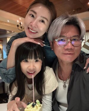 Windie Chang Instagram - 4月底28日❤️是我們結婚11週年的紀念日，同時也是邁入在一起的第17年，我們從兩個人事業都還沒那麼穩定的時候相遇，一直到現在，看到彼此的成長，我們有了調皮又可愛的阿寶❤️

我們常常用開玩笑的口氣說著，這世界再也找不到比你更好更適合我的另一半了😎心中卻是肯定到不行！因為只有你😌沒有別人，我們的默契，心靈感應，價值觀，彼此的情緒，還有家人們，感謝我17年前倒追你🤣

還是要說謝謝你當我的老公❤️也謝謝你出現在我的生命❤️
謝謝我美麗的婆婆生下我老公😍