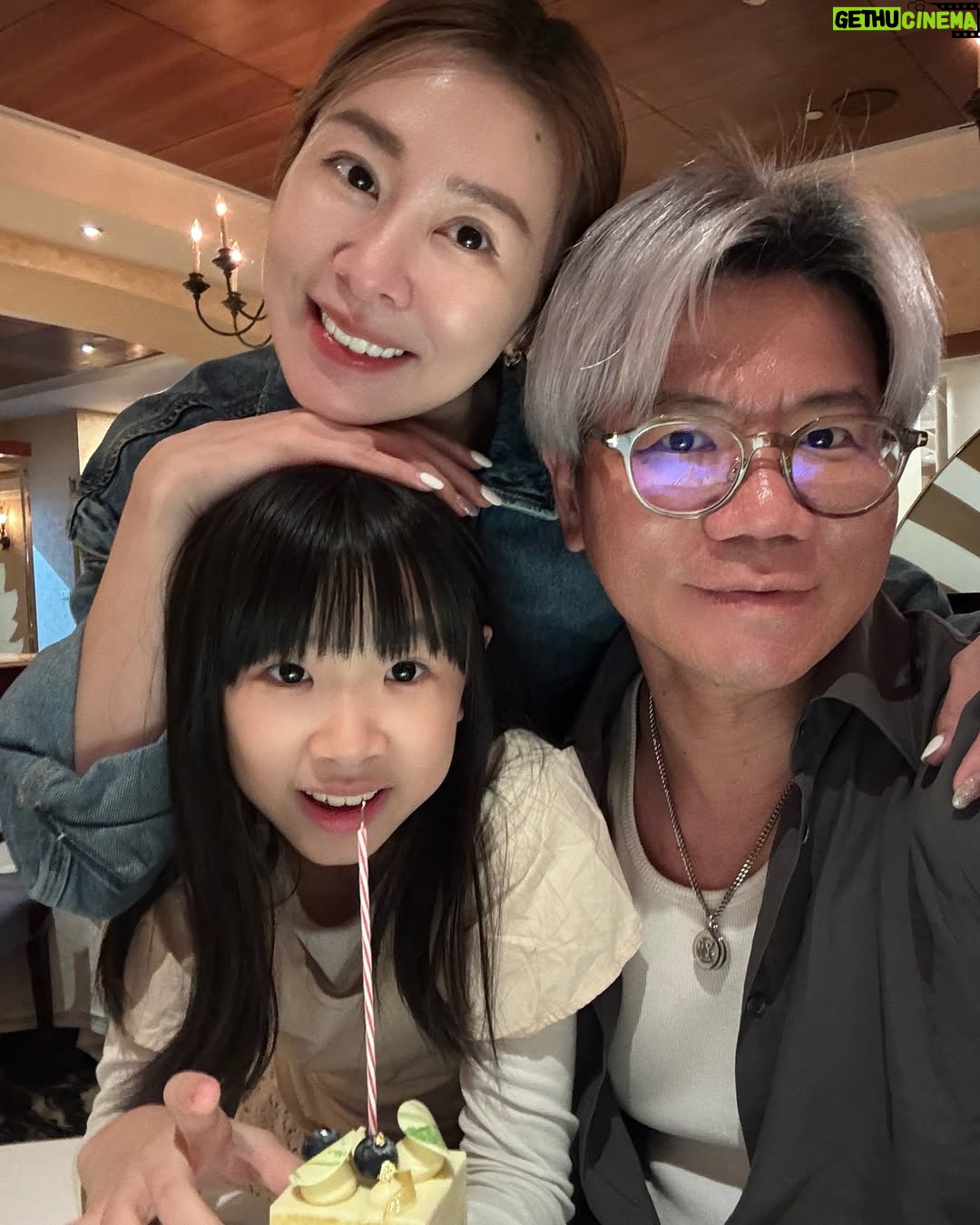 Windie Chang - 2.5K Likes - 4月底28日❤️是我們結婚11週年的紀念日,同時也是邁入在一起的第17年,我們從兩個人事業都還沒那麼穩定的時候相遇,一直到現在,看到彼此的成長,我們有了調皮又可愛的阿寶❤️
我們常常用開玩笑的口氣說著,這世界再也找不到比你更好更適合我的另一半了😎心中卻是肯定到不行!因為只有你😌沒有別人,我們的默契,心靈感應,價值觀,彼此的情緒,還有家人們,感謝我17年前倒追你🤣
還是要說謝謝你當我的老公❤️也謝謝你出現在我的生命❤️
謝謝我美麗的婆婆生下我老公😍