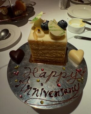 Windie Chang Instagram - 4月底28日❤️是我們結婚11週年的紀念日，同時也是邁入在一起的第17年，我們從兩個人事業都還沒那麼穩定的時候相遇，一直到現在，看到彼此的成長，我們有了調皮又可愛的阿寶❤️

我們常常用開玩笑的口氣說著，這世界再也找不到比你更好更適合我的另一半了😎心中卻是肯定到不行！因為只有你😌沒有別人，我們的默契，心靈感應，價值觀，彼此的情緒，還有家人們，感謝我17年前倒追你🤣

還是要說謝謝你當我的老公❤️也謝謝你出現在我的生命❤️
謝謝我美麗的婆婆生下我老公😍