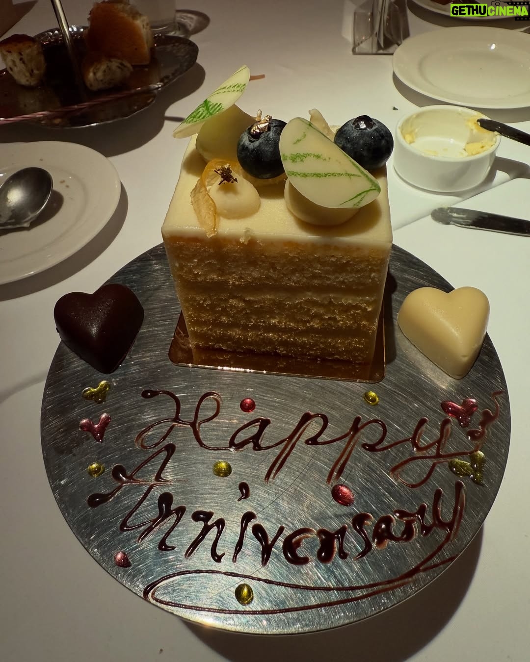Windie Chang - 2.5K Likes - 4月底28日❤️是我們結婚11週年的紀念日,同時也是邁入在一起的第17年,我們從兩個人事業都還沒那麼穩定的時候相遇,一直到現在,看到彼此的成長,我們有了調皮又可愛的阿寶❤️
我們常常用開玩笑的口氣說著,這世界再也找不到比你更好更適合我的另一半了😎心中卻是肯定到不行!因為只有你😌沒有別人,我們的默契,心靈感應,價值觀,彼此的情緒,還有家人們,感謝我17年前倒追你🤣
還是要說謝謝你當我的老公❤️也謝謝你出現在我的生命❤️
謝謝我美麗的婆婆生下我老公😍