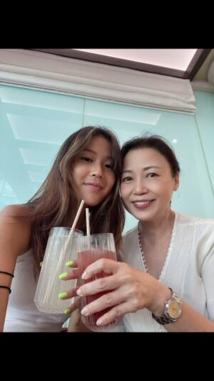 Xiang Yun Instagram - 妹妹，生日快乐！🎂🎂🎉💕🥂
妈妈为你的每一个人生阶段赞叹。祝你天天开心、身体健康！在创意世界里继续精彩，带给我们更多的好作品。
爱你！💕💕💕
#happybirthday #生日快乐 #陈一心 #chenyixin