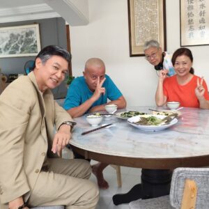 Xiang Yun Instagram - 今天吃什么？
很多人羡慕演员拍吃饭的戏，觉得我们有口福，其实拍摄的现场是拍完一场紧接一场，都没时间好好吃上一口。😊😊 #你好再见 #巧妹 #水淼 #火焱 #燕金导演