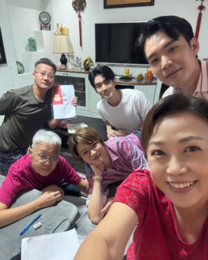 Xiang Yun Instagram - 我们一家人。#你好再见 #燕金导演