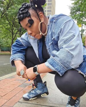 Yemi Alade Instagram - Blue on Black like Nigerian Police 🚔 👮‍♂️

Tiktok is more fun lol 💙