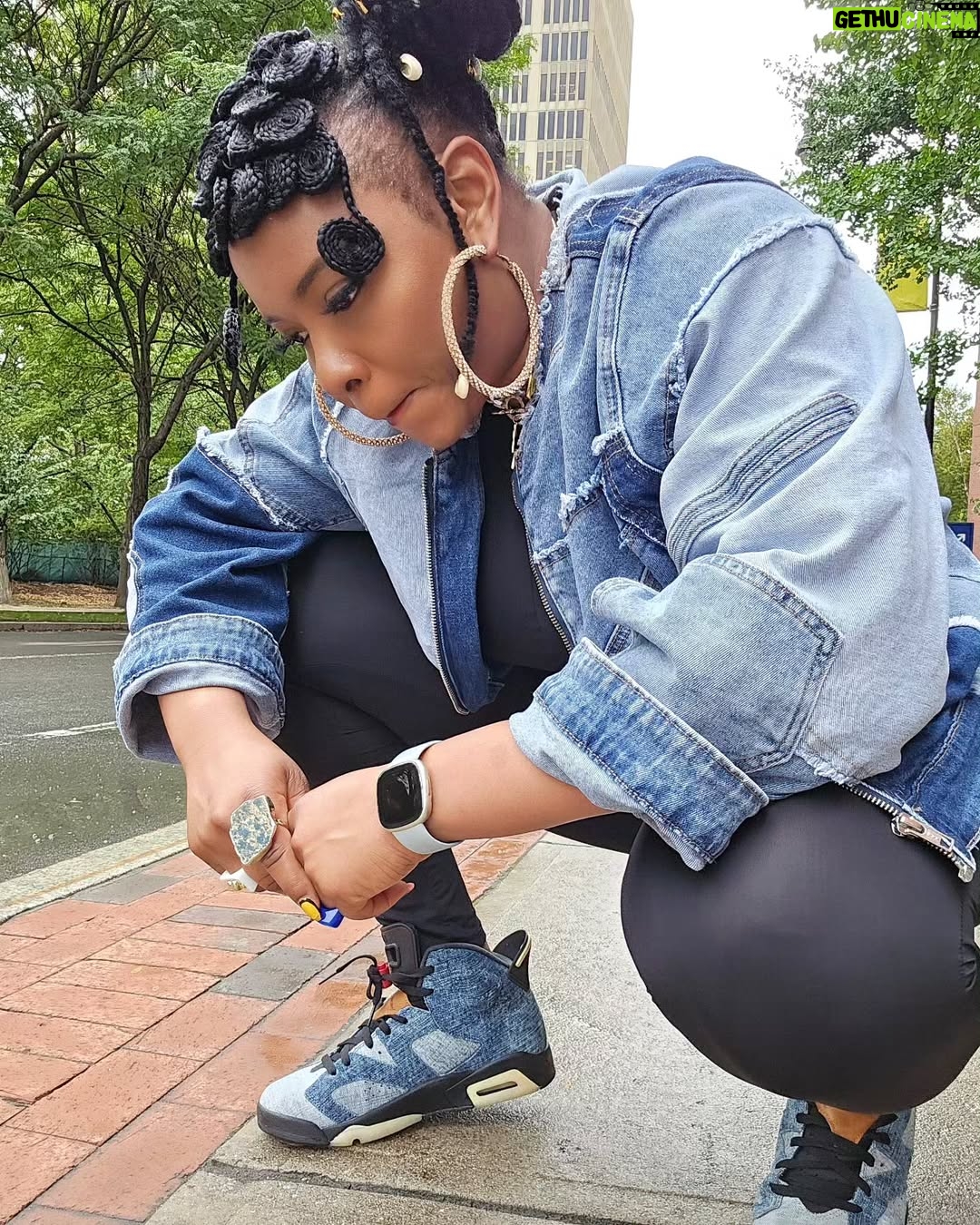 Yemi Alade - 54.6K Likes - Blue on Black like Nigerian Police 🚔 👮♂️
Tiktok is more fun lol 💙