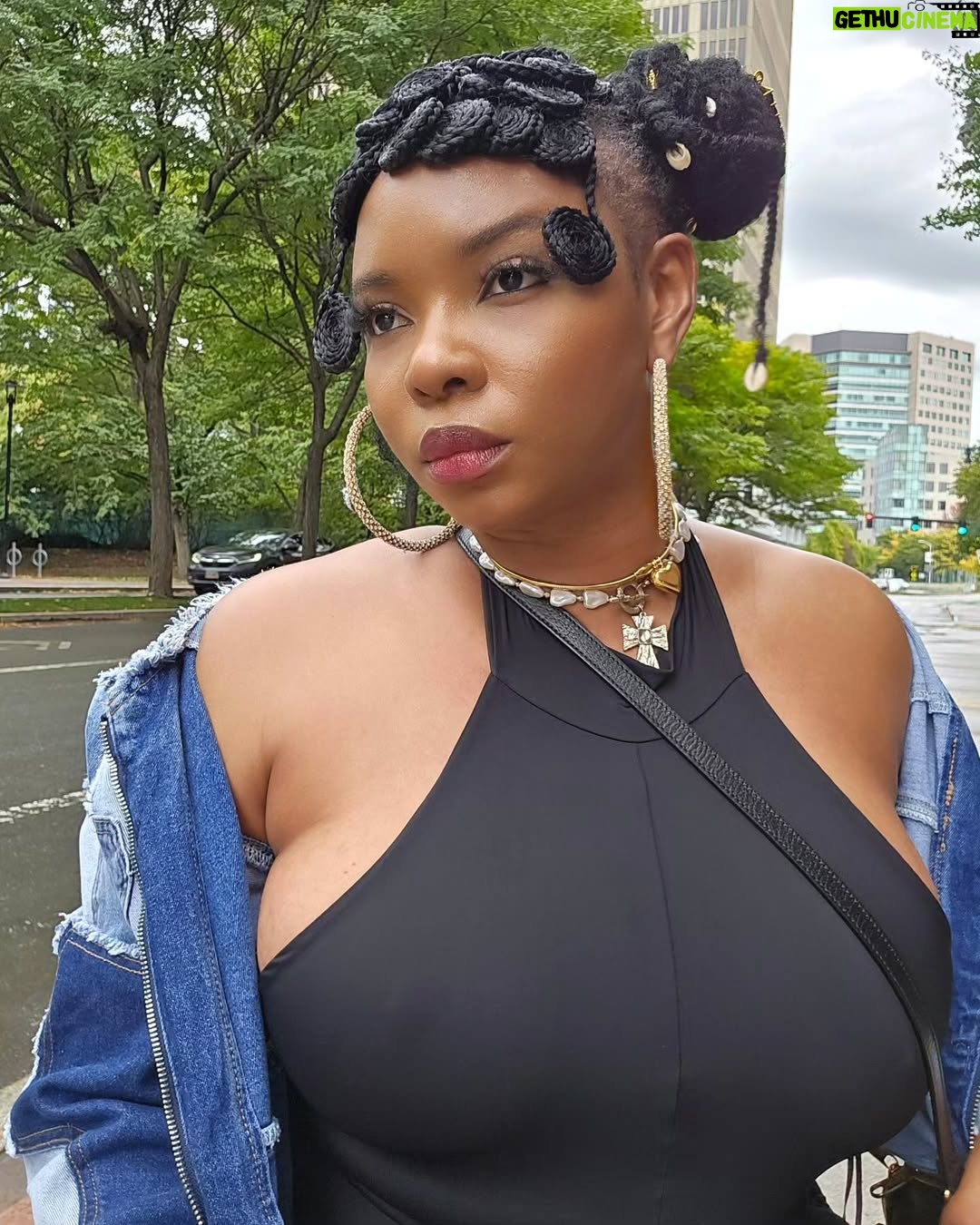 Yemi Alade - 54.6K Likes - Blue on Black like Nigerian Police 🚔 👮♂️
Tiktok is more fun lol 💙