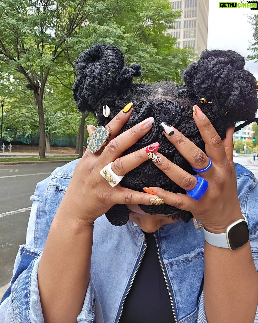Yemi Alade - 54.6K Likes - Blue on Black like Nigerian Police 🚔 👮♂️
Tiktok is more fun lol 💙